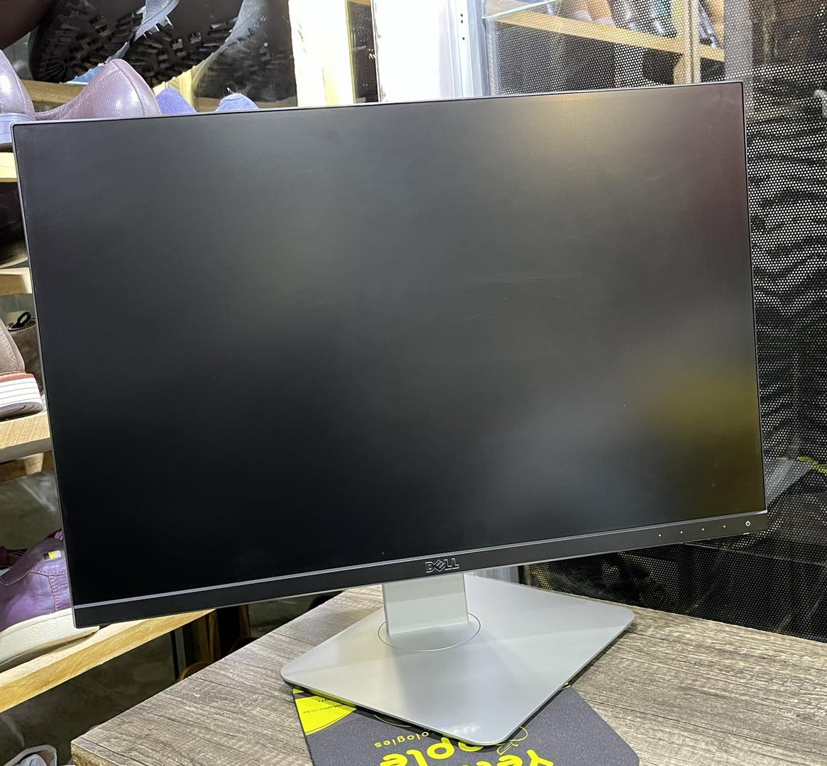 Dell UltraSharp U2415 1920 x 1200 pixels, 24"