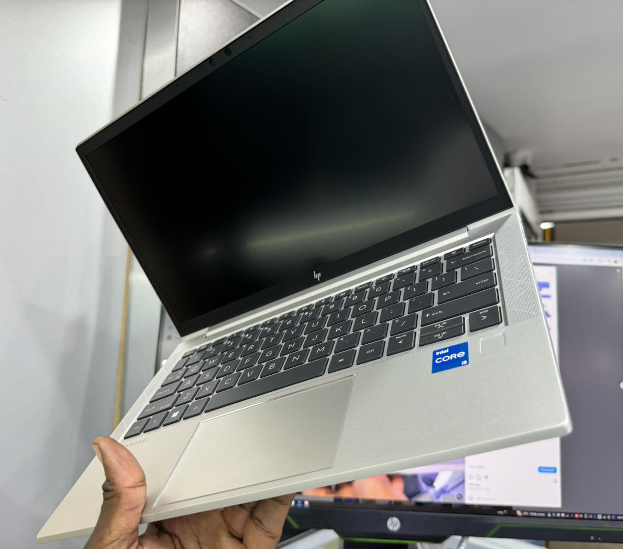 HP EliteBook 830 G8 13.3-inch FullID IPS Laptop - Core 15 1135G7, 16GB DDR4, 512 SSD, WIFI 6 & Bluetooth 5, Intel Iris Xe graphics - Image 3