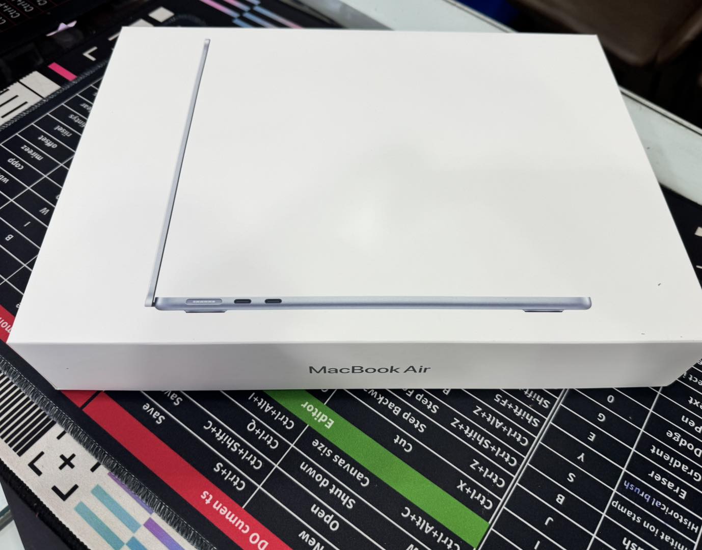 Apple 2022 MacBook Air Laptop with M2 chip: 13.6-inch Liquid Retina Display, 16GB RAM, 256GB SSD Storage